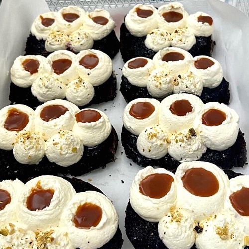 Торта с боровинки и солен карамел