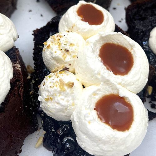 Торта с боровинки и солен карамел