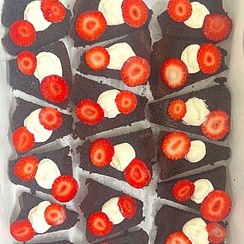 Черна торта с маскарпоне и ягоди