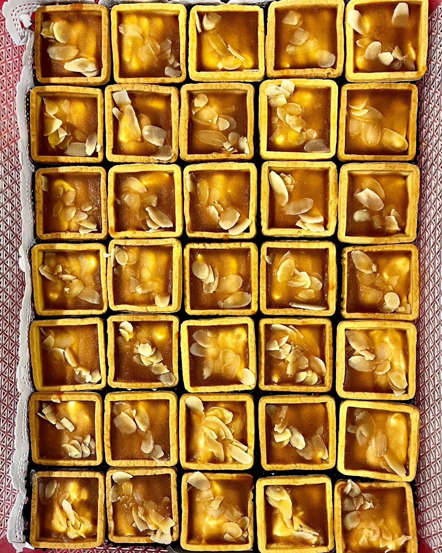 Хапки с извара и солен карамел